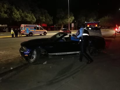 Las mujeres y el bebé viajaban a bordo de un vehículo Ford Mustang de color azul. (EL SIGLO DE TORREÓN)