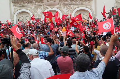 Varios cientos de tunecinos salieron este domingo a las calles de la capital para protestar contra lo que consideran un 'golpe de Estado' del presidente de la República, Kais Said, desde que el pasado 25 de julio destituyera al primer ministro, suspendiera el Parlamento y acaparase todos los poderes. (ARCHIVO)
