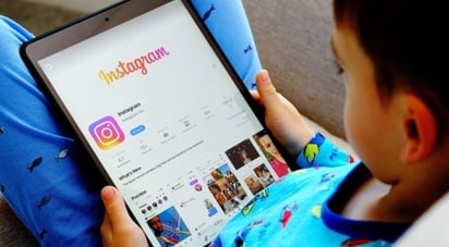 Desde hace unos meses Facebook había dado a conocer sus intenciones de crear una versión de Instagram para menores de 13 años, pero ha frenado sus planes tras la publicación de un documental en el que se trata el impacto que causan las redes sociales en los más jóvenes (ESPECIAL)  