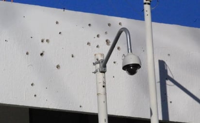 En una nueva cadena de ataques con disparos de armas automáticas a cámaras de videovigilancia en más de 40 puntos de la capital del estado, en las que participaron más de veinte personas a bordo de ocho camionetas, motivó el despliegue de grupos mixtos del ejército, la Guardia Nacional y de la Policía Estatal Preventiva. (ESPECIAL) 