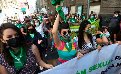 La Cámara de Diputados de Chile dio este martes un importante paso hacia la despenalización del aborto al aprobar una inédita moción que lo legaliza hasta las 14 semanas de gestación, un proyecto que genera gran controversia en el país y que aún tiene por delante un largo recorrido legislativo. (EFE) 
