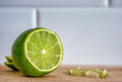 El limón es un cítrico indispensable dentro de las cocinas mexicanas. Este fruto destaca por su versatilidad y múltiples usos. Es un complemento perfecto en nuestra dieta diaria pues sirve para elaborar una bebida fresca o un té caliente, o para condimentar los alimentos y hasta darle un toque especial a nuestros cocteles.