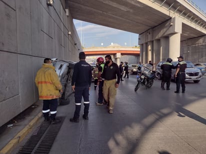 Chocan tres y vuelca uno en el desnivel 11-40 de Gómez Palacio. (EL SIGLO DE TORREÓN)