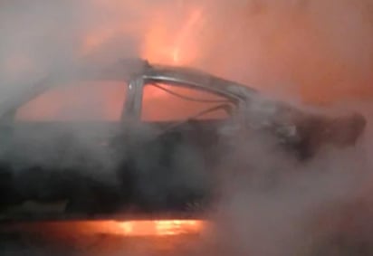 El incendio se debió a una chispa en el motor, que provocó que en segundos las llamas cubrieran por completo la unidad. (ESPECIAL)