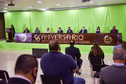 Primero se hizo una ceremonia en la sala de usos múltiples del Tec Laguna con aforo reducido y después hubo pastel y mariachi.