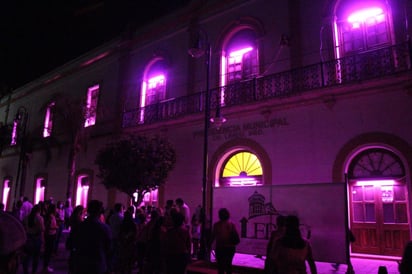 En el marco de la conmemoración del mes de concientización sobre el cáncer de mama, se llevó a cabo una ceremonia para el encendido de los edificios emblemáticos de la Ciudad Jardín. (EL SIGLO DE TORREÓN)
