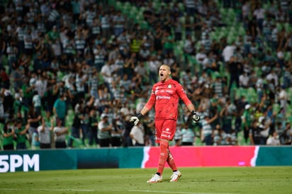 El uruguayo Brian Lozano convirtió un penalti en el cierre de la primera mitad y le dio este sábado al Santos Laguna una victoria de 1-0 sobre el Mazatlán, en la duodécima jornada del Apertura del fútbol mexicano.
