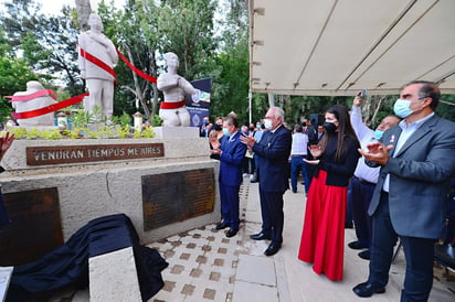 El gobernador José Rosas Aispuro Torres develó el monumento dedicado a enaltecer la labor de médicos, enfermeros y socorristas. (EL SIGLO DE TORREÓN)