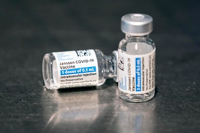 La farmacéutica Johnson & Johnson (J&J) anunció este martes que solicitó a los reguladores de Estados Unidos que autoricen el uso de emergencia para la dosis de refuerzo de su vacuna contra la COVID-19 en adultos. (ARCHIVO) 
