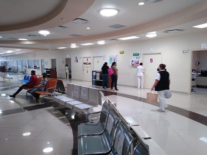 Familiares de pacientes que se encuentran internados en el Hospital General de Torreón tienen que comprar por su cuenta algunos insumos y medicamentos; esto representa un golpe a su economía. (EL SIGLO DE TORREÓN)