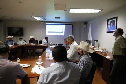 Sostiene gobernador maratónica reunión con ejidatarios del módulo de riego 03 de Lerdo. (EL SIGLO DE TORREÓN)