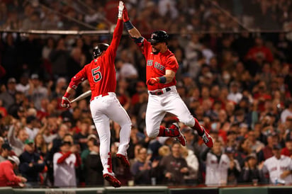 El mexicano Alex Verdugo produjo tres anotaciones para que los Medias Rojas vencieran y eliminaran anoche 6-2 a los Yanquis de Nueva York en el Fenway Park, con lo que se quedaron con el boleto de comodín de la Liga Americana. (EFE)