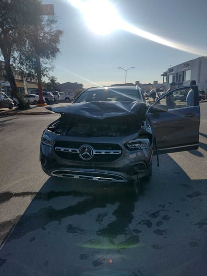 Tanto la Toyota Sienna como la Mercedes Benz se dañaron. (EL SIGLO DE TORREÓN)