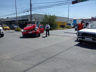 Ambos conductores manifestaron al perito que tenían su semáforo en verde. (EL SIGLO DE TORREÓN)