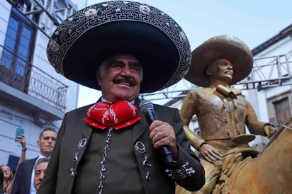 Después de que circulara una noticia sobre que la esposa de Vicente Fernández decidió desconectar al cantante de las máquinas de respiración que lo auxilian durante su recuperación médica, su hijo mayor Vicente Jr. hizo un en vivo donde aclaró que su padre está bien y nada de lo mencionado es cierto.
