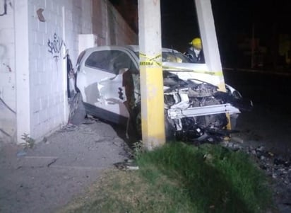 El percance se registró a las 0:05 horas y la camioneta es una Chevrolet, Trax, modelo 2015. (EL SIGLO DE TORREÓN)