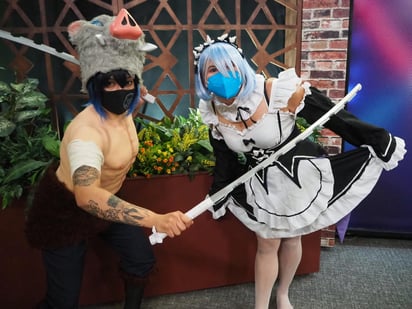 'Vaury' y 'Yuu', cosplayers laguneras, se caracterizaron como 'Inosuke' de Demon Slayer y 'Rem' de Re: Zero (VERÓNICA RIVERA) 