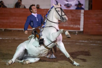 El espectacular rejoneador Andy Cartagena prepara los últimos detalles para volver nuevamente a México, luego de casi dos años de ausencia en suelo mexicano, en los que a pesar de la situación, logró consolidar una sólida campaña, sobre todo en estos últimos meses en los que se dieron festejos por toda España con aforos limitados y en los que Andy logró sonoros triunfos que lo posicionaron como uno de los rejoneadores con más actividad durante la temporada española.
