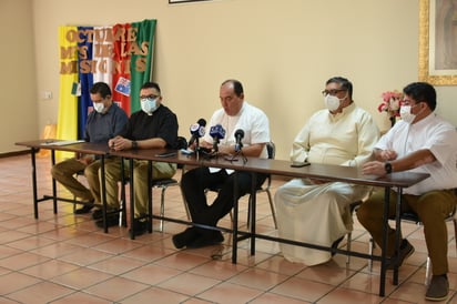 El albergue da refugio a 53 haitianos, 14 o 15 de ellos y ya está a tope en su capacidad.