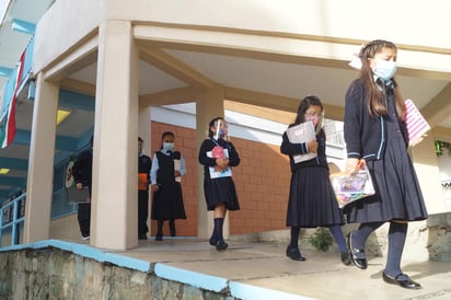 Esta semana hubo 12 casos de los cuales 7 fue entre personal educativo y el resto entre estudiantes. (EFE)