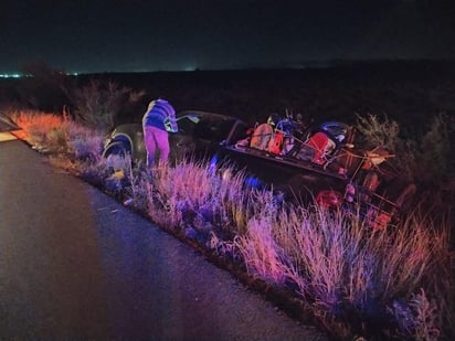 El peso y el exceso de velocidad ocasionaron la volcadura. (EL SIGLO DE TORREÓN)