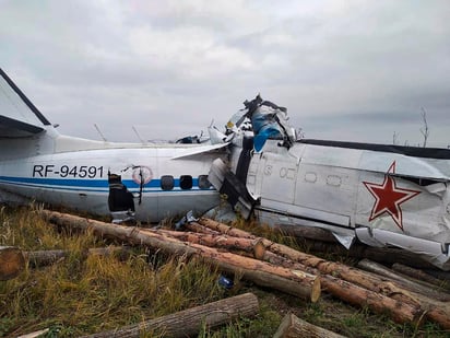 Un avión con paracaidistas se estrelló el domingo poco después de despegar en el centro de Rusia. Quince de las 22 personas que iban a bordo murieron. (EFE) 
