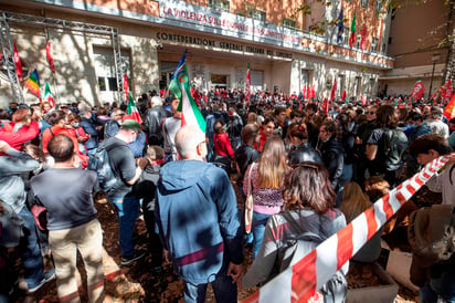 Italia se plantó hoy la necesidad de ilegalizar los movimientos neofascistas, que en estos momentos se nutren del malestar por la pandemia, después del caos desatado la pasada noche en Roma con el asalto de un sindicato y un hospital. (EFE) 

 