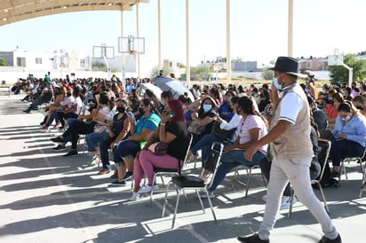 Arrancó en Torreón la aplicación de dosis de la farmacéutica Astrazeneca en las cuatro sedes que se habilitaron para la dinámica durante esta semana. (FERNANDO COMPEÁN)