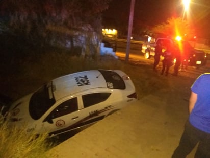 Taxista con dos pasajeras a bordo cae a canal de riego de Gómez Palacio, autoridades acudieron al auxilio. (EL SIGLO DE TORREÓN)