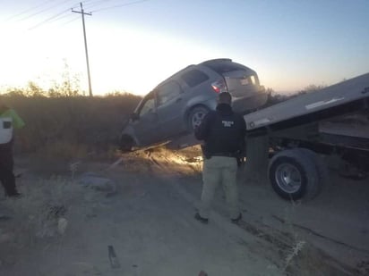 Tras la volcadura la camioneta derribó un poste de una empresa de televisión por cable y el conductor de retiró del lugar. (EL SIGLO DE TORREÓN)