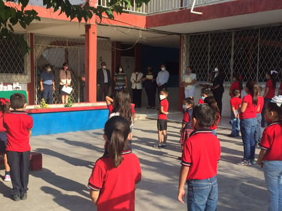 El funcionario explicó que las escuelas que abrieron por primera vez este lunes, previamente recogieron el material sanitario para integrarse al programa.