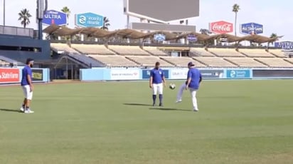 El equipo publicó en sus redes sociales un video en el que muestra a Urías, al venezolano Brusdar Graterol y a Kenley Jansen, haciendo dominadas con el esférico. (ESPECIAL)