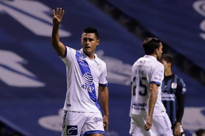 Osvaldo Martínez, de los Gallos de Querétaro del fútbol mexicano, sufrió una grave lesión de la rodilla y estará fuera de las canchas, por lo menos medio año, anunció este lunes su equipo. (ARCHIVO)
