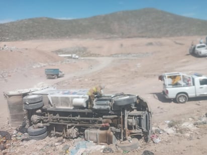 Hasta el lugar del accidente acudieron elementos del cuerpo de Bomberos y Protección Civil. (EL SIGLO DE TORREÓN)