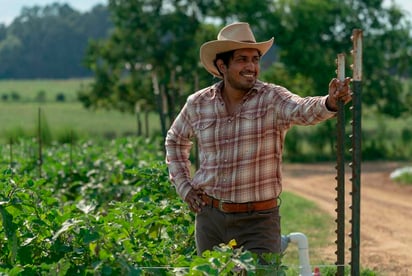 El actor Tenoch Huerta, quien también ha mostrado su activismo en contra del racismo y ha abordado el tema de la colonización, publicó un mensaje en su perfil de Twitter en el que narra el Descubrimiento de América desde otra perspectiva.