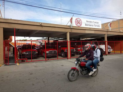 Los Bomberos rescataron a la niña y sus hermanitos, para entregarlos a las autoridades correspondientes. (EL SIGLO DE TORREÓN)