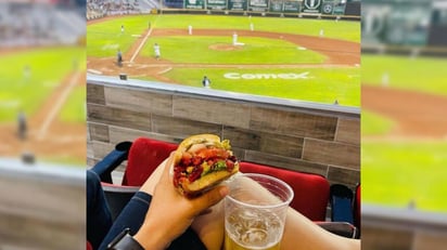 El Pollo, “La señora de las papas”, los lonches y la promoción de cerveza, fueron parte del regreso del beisbol en el Estadio Revolución la noche de este martes, donde los Algodoneros de la Unión Laguna inician su participación en la Liga Invernal Mexicana de Beisbol. 