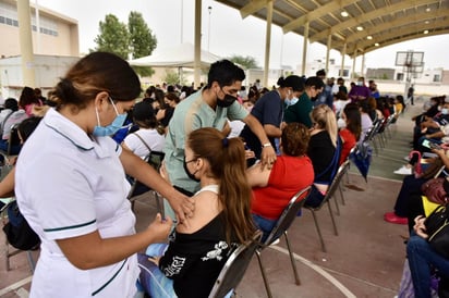 La inoculación continúa este miércoles de manera regular en las cuatro sedes que se habilitaron para tal fin. (ÉRICK SOTOMAYOR)