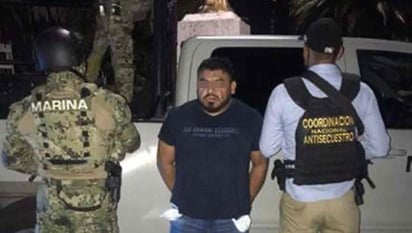 Tras cuatro meses de seguimiento, elementos de la Coordinación Nacional Antisecuestro (Conase) y de la Marina Armada detuvieron en la zona de Garibaldi, en la Ciudad de México, a Salvador 'R', alias 'El Rex', presunto líder de 'Los Hades', un grupo criminal dedicado al robo de combustible en Querétaro e Hidalgo, afín al Cártel Jalisco Nueva Generación (CJNG). (ESPECIAL) 