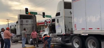 Unidad derrama combustible y derriba poste de concreto. (EL SIGLO DE TORREÓN)