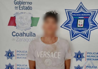 El sujeto sacó de entre su ropa un cuchillo tipo daga, con la que amenazó de matar al preventivo, pero poco después fue sometido. (EL SIGLO DE TORREÓN)