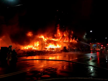 El incendio se registró en la ciudad de Kaohsiung en el sur de Taiwán. (EFE)