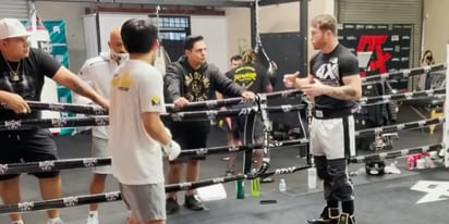 'Canelo' Álvarez y Eddy Reynoso, su manager, se dan el tiempo de entrenar y preparar al hijo de Manny Pacquiao, Emmanuel, para su debut en el boxeo. (ESPECIAL)