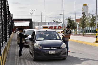 La modalidad era drive-thru, pero estuvieron acudiendo también algunas personas caminando, dado que había poca afluencia. (EL SIGLO DE TORREÓN)