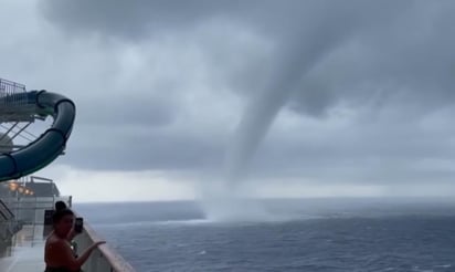 Varios turistas grabaron el fenómeno desde la cubierta (CAPTURA)