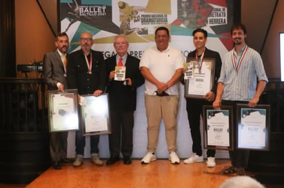 El Premio Nacional de Dramaturgia, con un premio de 200 mil pesos y la edición de su obra, fue para Víctor Hugo Velo con Quijote Walmart, quien mencionó que el premio es un compromiso para seguir trabajando.
