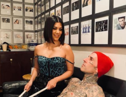 El 2021 ha sido un buen año para Kourtney Kardashian, quien en febrero confirmó su relación con el baterista de Blink 182,  Travis Barker, y todo parece indicar que la pareja formalizará su unión, ya se este domingo se comprometieron.
