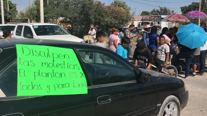 Los vecinos aseguran que no se retirarán hasta obtener solución a su problema. (EL SIGLO DE TORREÓN)