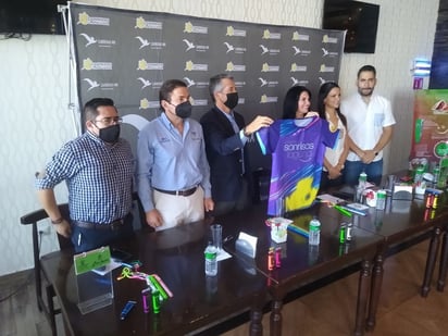 El comité organizador de la prueba atlética que se realizará el próximo sábado 30 de octubre por la noche, presentó la playera que obsequiarán. (ESPECIAL)