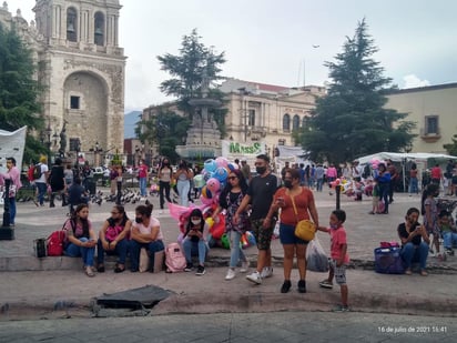 Además del comercio ambulantaje formal, el cual paga impuestos a Municipio, se ha disparado el ambulantaje informal en las banquetas de las vialidades y las plazas.